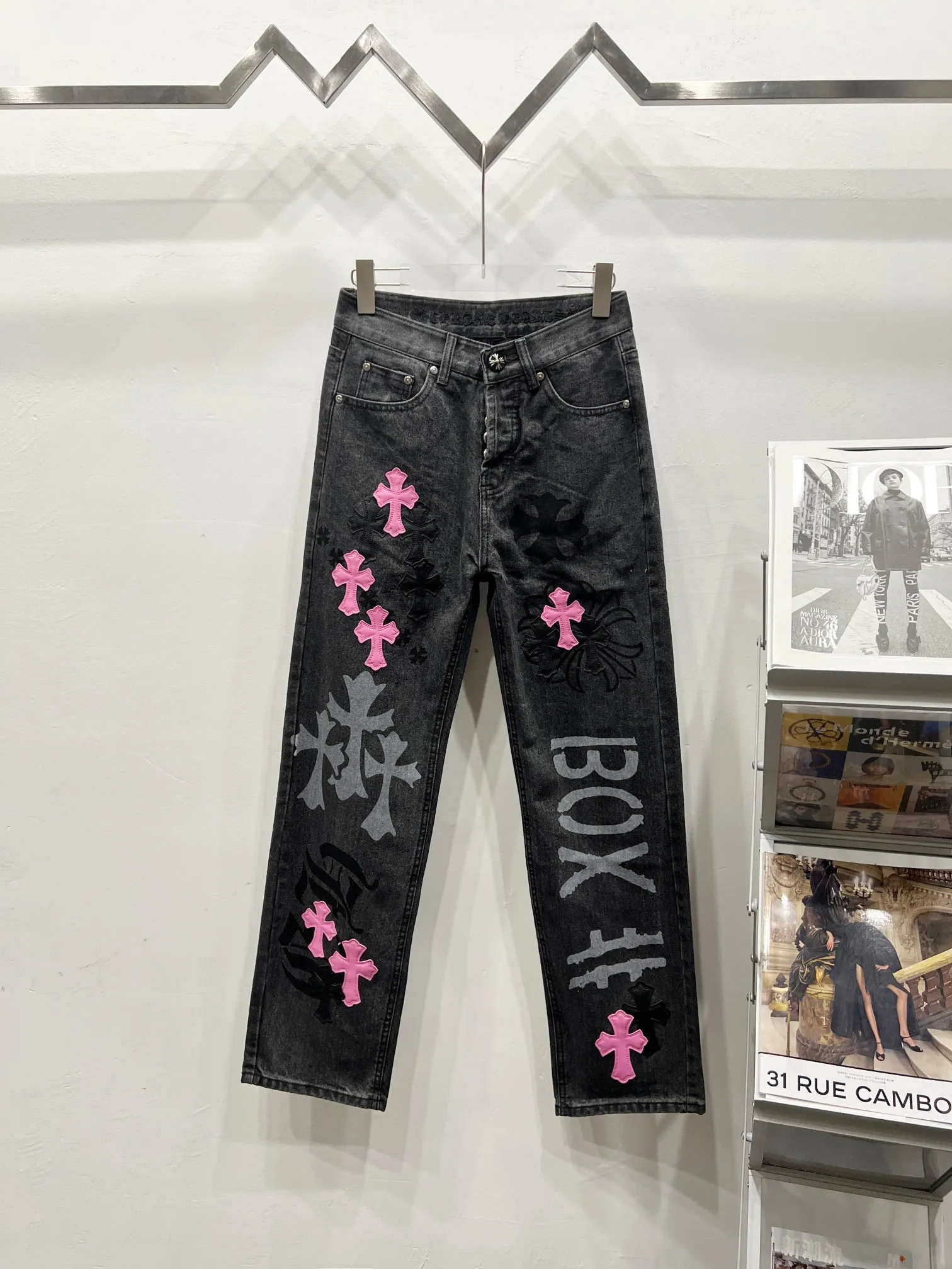 P260 Style No.: (c036) ChromeHearts & ChromeHearts Purple spray-painted graffiti leather Cow King jeans Original hardware accessories washed and other elevators, QR code analysis are all purchased from the original factory, high degree of restoration, you are welcome to compare the products~ Three-dimensional version Loose and comfortable, not picky about the body shape Make you taller and slimmer Factory Seiko Original quality control Same style for men and women Can be matched with couples Versatile recommendation Necessary jeans for all seasons Hipsters have been disappointed From the quality selection of fabrics, the tailoring of details, and the matching of patterns, everything is impeccable! The upper body is so handsome when worn...it can be easily worn by men, women and children! The craftsmanship is made of heavy-duty washed pure cotton denim fabric. After washing, it is soft and thick and looks very stylish when worn. Size: 28, 30, 32, 34, 36 (S-XXL) Color: black purple
